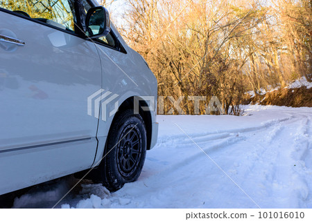 跑在雪路的汽車 101016010