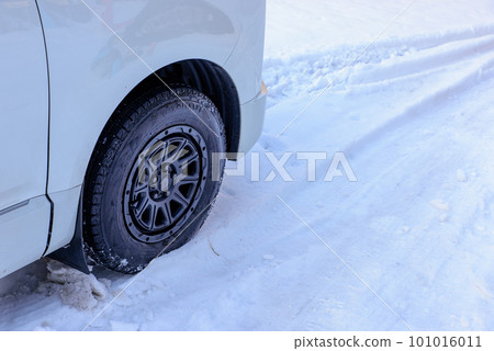 跑在雪路的汽車 跑在雪路的汽車 101016011