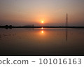 4 月的鄉村夕陽（富山縣出水市） 101016163