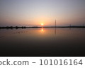 4 月的鄉村夕陽（富山縣出水市） 101016164