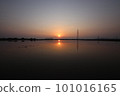 4 月的鄉村夕陽（富山縣出水市） 101016165