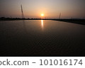 4 月的鄉村夕陽（富山縣出水市） 101016174