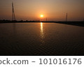4 月的鄉村夕陽（富山縣出水市） 101016176