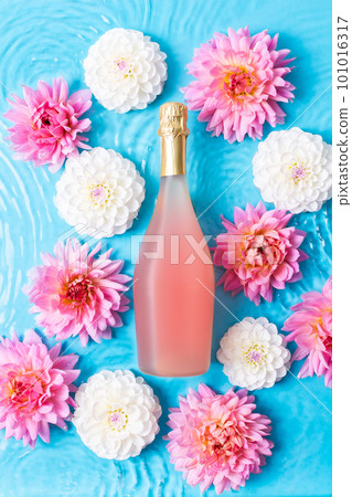 Rose sparkling wine in water 101016317