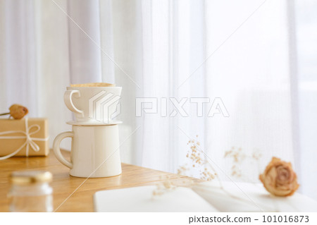 Preparing coffee, dried flowers, presents and notebooks in the living room 101016873