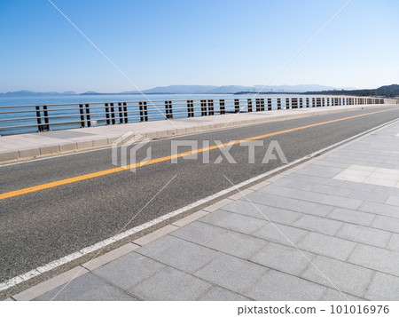 Shikanoshima Bridge (Fukuoka Prefectural Route 59 Shikanoshima Wajiro Line) and blue sky. 101016976