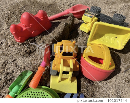 Scoop placed in the sandbox 101017344
