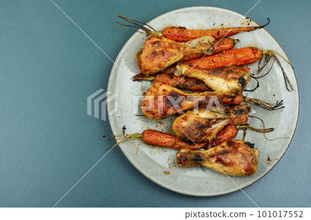 Grilled chicken legs and vegetables 101017552