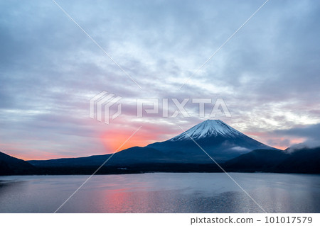 [山梨縣]隆冬時節從本栖湖望見的富士山，日出如火一般鮮紅 101017579
