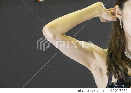 女模特的腋下擺姿勢 女模特的腋下擺姿勢 101017581