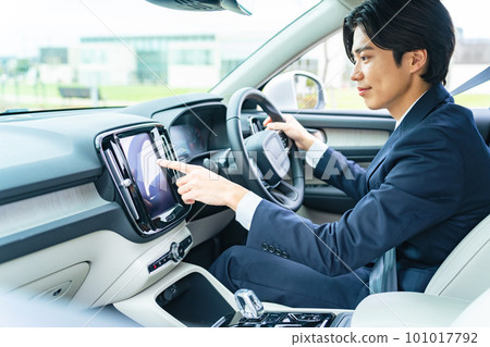 操作汽車觸摸屏的男人 101017792