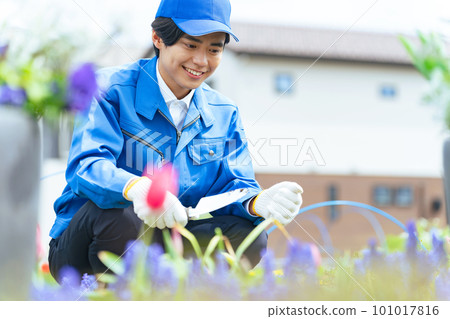 A male worker who manages a flower garden 101017816