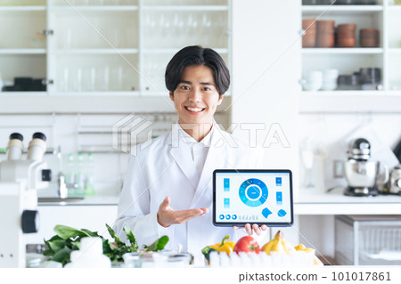 一位研究人員在展示平板電腦屏幕時進行解釋 101017861
