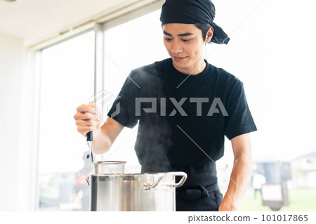Restaurant clerk boiling noodles in the kitchen Restaurant clerk boiling noodles in the kitchen 101017865
