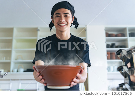 拉麵店員端來一碗米飯 拉麵店員端來一碗米飯 101017866