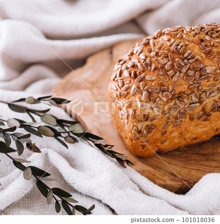 Whole wheat bread with seeds on wood Whole wheat bread with seeds on wood 101018036
