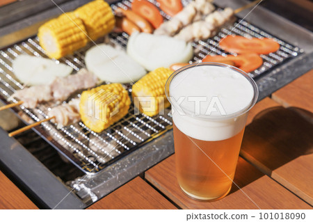 燒烤時喝的冰鎮生啤酒 101018090