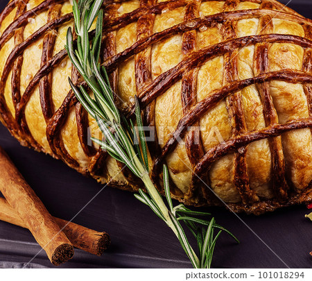 beef wellington.meat, baked in puff pastry beef wellington.meat, baked in puff pastry 101018294