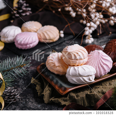 marshmallow cakes in chocolate glaze and christmas decor 101018328