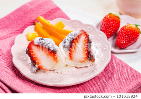 homemade strawberry daifuku 101018924