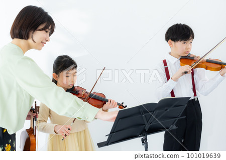 Violin classroom children Violin classroom children 101019639