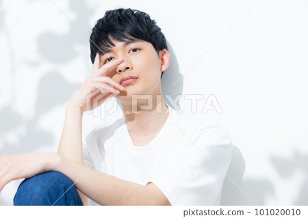 Man in white t-shirt 101020010