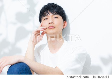 Man in white t-shirt 101020011