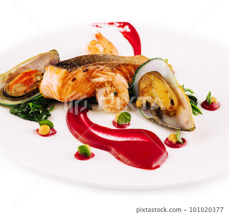 dish with salmon, shrimps, mussels and seaweed 101020377