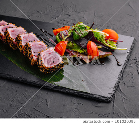 sushi tuna steak with sesame seeds 101020393