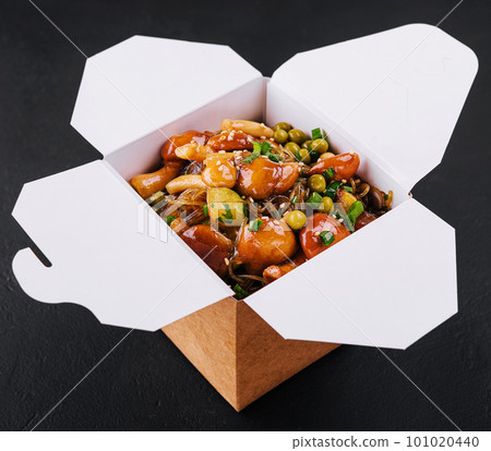 Konjac pasta with mushrooms and green peas 101020440