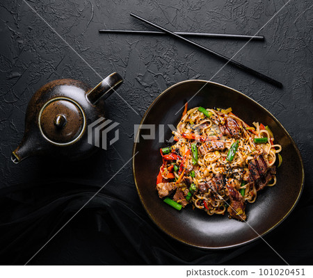 Stir fry noodles with vegetables and beef 101020451