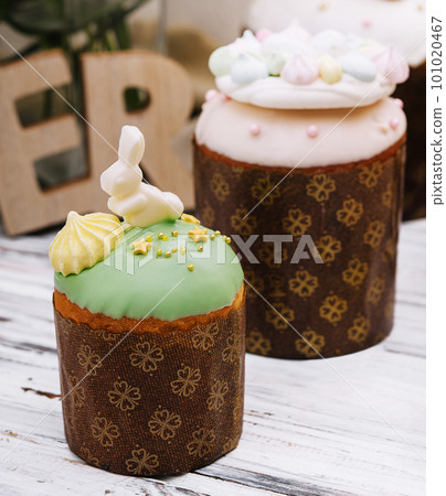 Beautiful easter decoration with meringue, rabbits 101020467