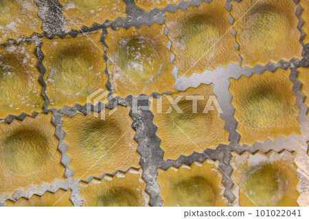 Recipe for Homemade Ravioli with Spinach and Ricotta Filling 101022041