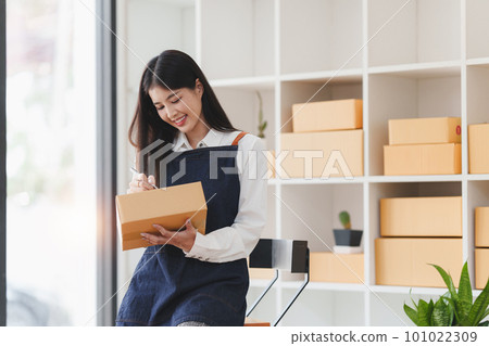 Small businesses SME owners female entrepreneurs check online orders to prepare to pack the boxes, sell to customers, sme business ideas online Small businesses SME owners female entrepreneurs check online orders to prepare to pack the boxes, sell to customers, sme business ideas online 101022309