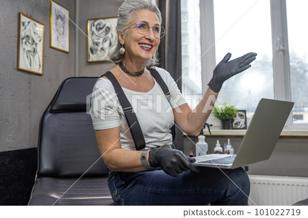 Mature good-looking woman surfing internet for new ideas 101022719