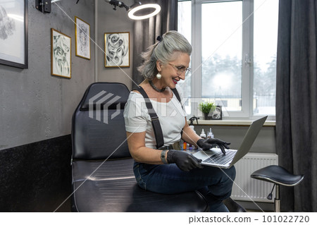 Mature good-looking woman surfing internet for new ideas 101022720