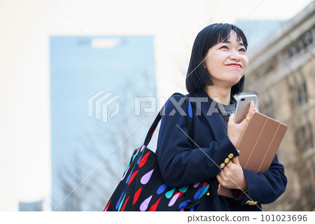 通勤/外出的年輕女子 101023696