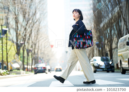 Young woman commuting / going out 101023700