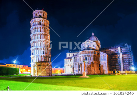Leaning Tower of Pisa - the bell tower of the Pisa Cathedral 101024240