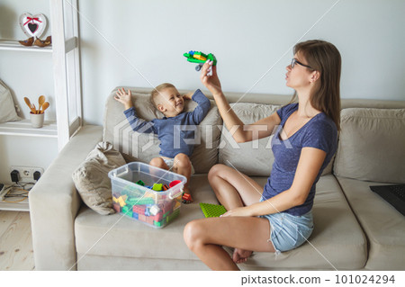 Mom and son play building block toys 101024294
