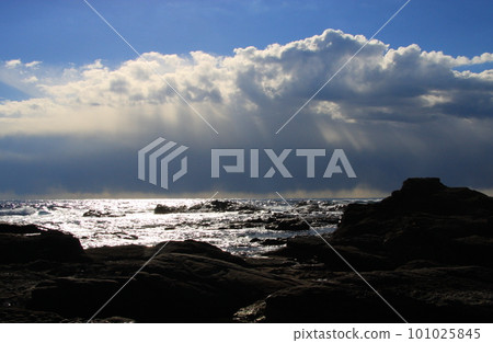 太平洋在冬日透過雲層照耀的陽光下閃耀 101025845