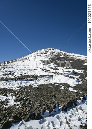 Scenery of the mountain trail of Mt. Nasu (Nasu Town, Tochigi Prefecture) during the remaining snow season 101025858