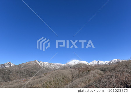 從山腳下看到的那須岳(栃木縣那須町)的風景 從山腳下看到的那須岳(栃木縣那須町)的風景 101025875
