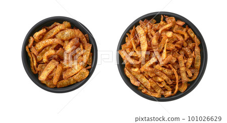Crispy fried shallots on black bowl, isolated on white background, top view. clipping path. 101026629