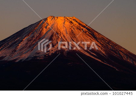 （山梨縣）夕陽染紅的富士山特寫 101027445