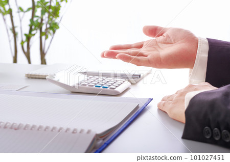 一個穿西裝的男人表明他的意見 101027451