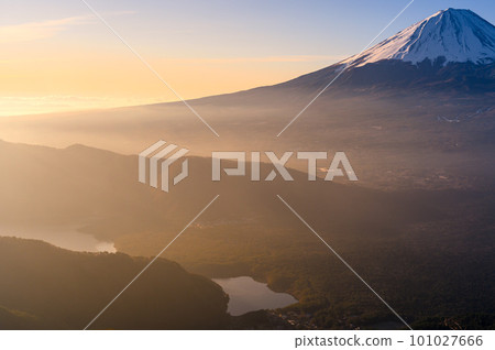 (Yamanashi Prefecture) Mt. Odake Observation / Superb view of Mt. Fuji wrapped in morning mist (Yamanashi Prefecture) Mt. Odake Observation / Superb view of Mt. Fuji wrapped in morning mist 101027666