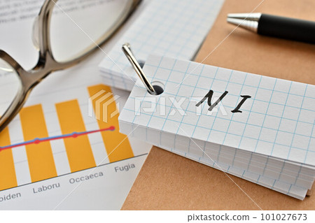 一張桌子上寫著 NI 的字書 一張桌子上寫著 NI 的字書 101027673