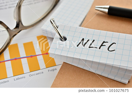 辦公桌上有一本 NLFC 寫的單詞書 101027675