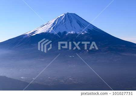 (Yamanashi Prefecture) Superb view of Mt. Fuji seen from the ridgeline of Mt. Odake 101027731